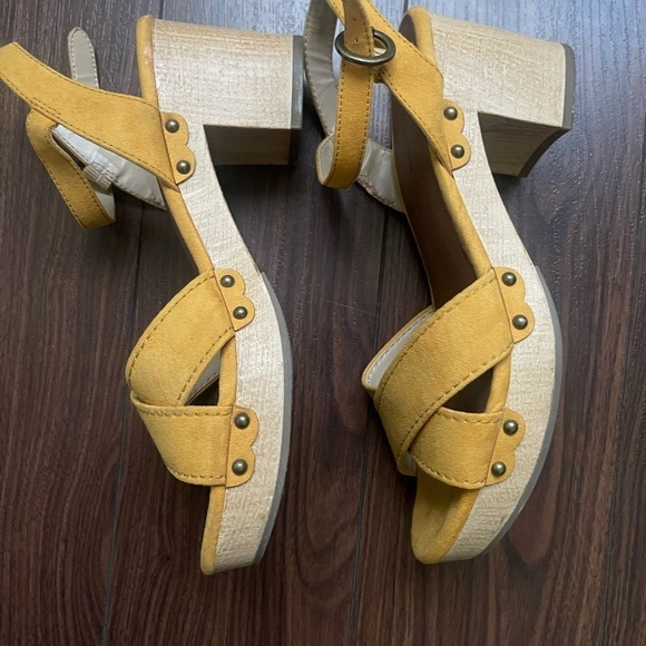American Eagle Women's Sz 8 Suede Mustard Wood Heel Sandals/Adjustable Straps - Picture 3 of 6